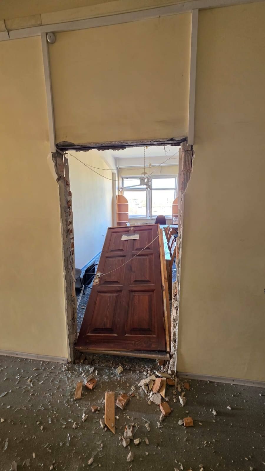 Вибиті двері у будівлі вишу