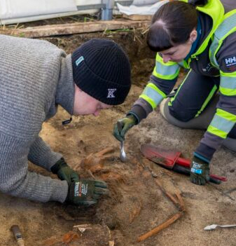 Археологи на розкопках могили