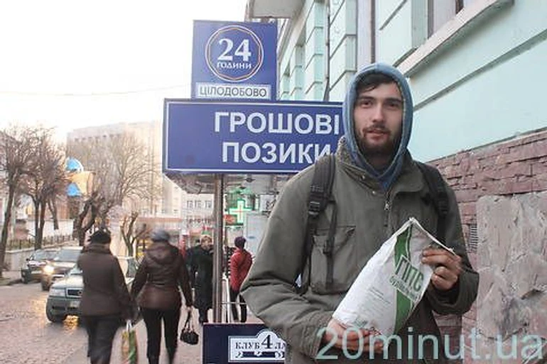 Віталій Дерех готує черговий репортаж для газети «РІА плюс» ( Тернопіль) про грошові позики. 2012 р.