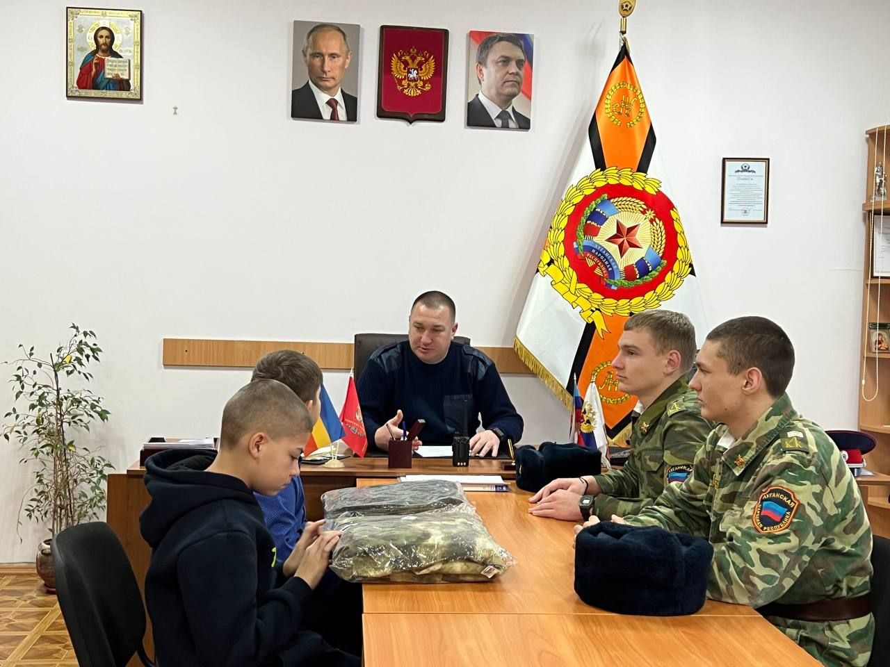 Матвій та Олександр отримали форму та повчились заряджати обойму, вправлятись шаблею