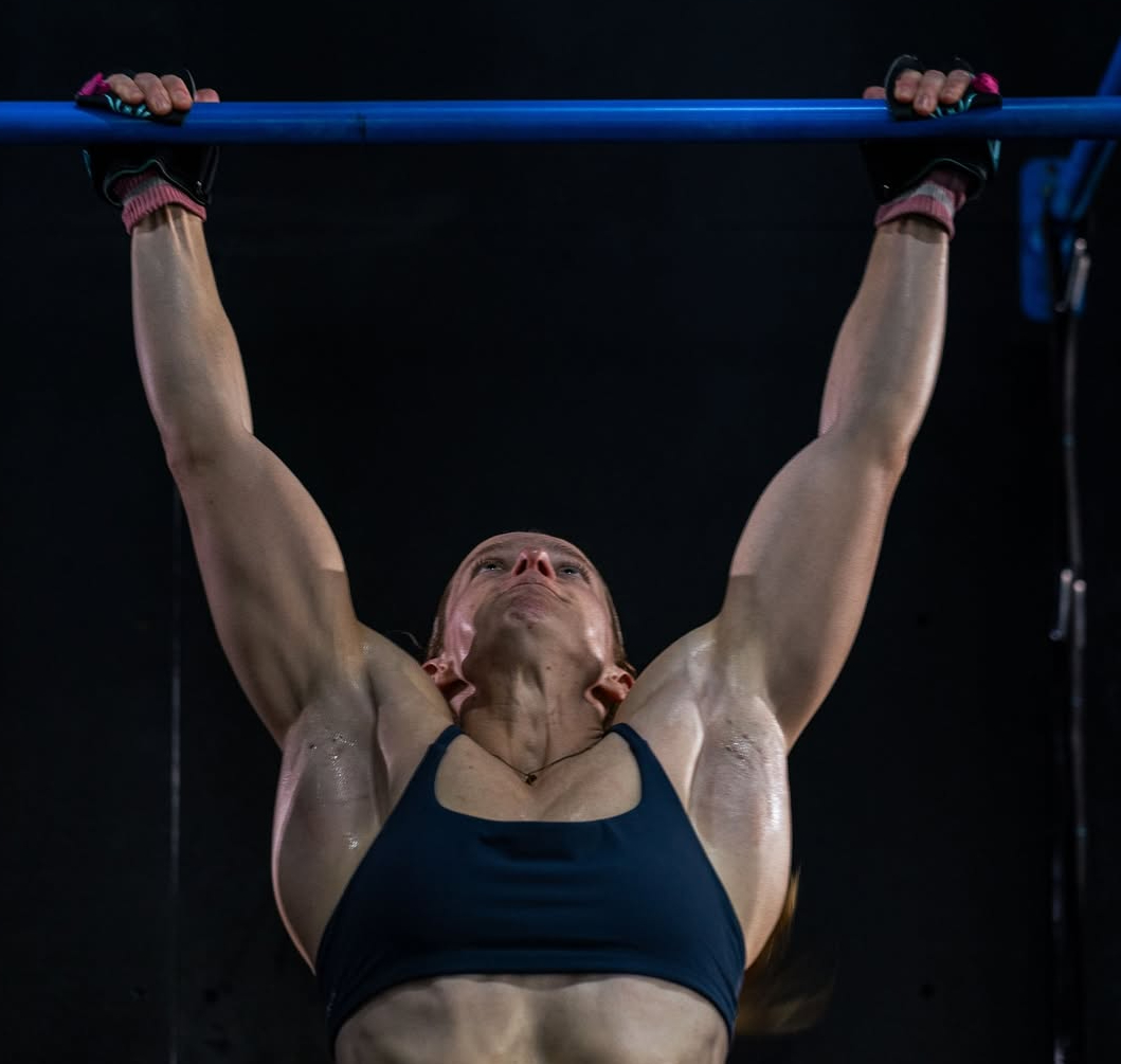 Жінка підтягується