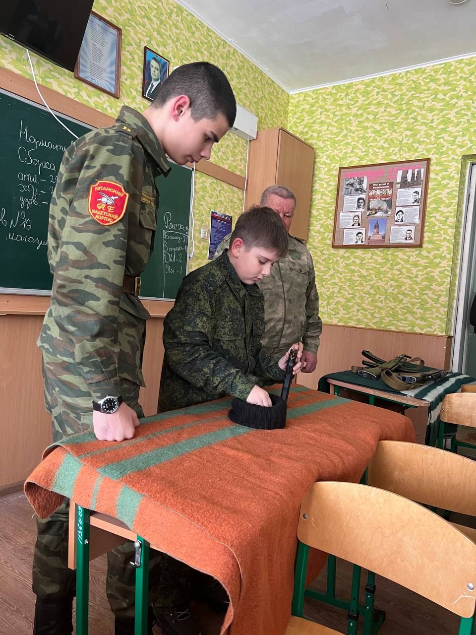 Матвій та Олександр отримали форму та повчились заряджати обойму, вправлятись шаблею