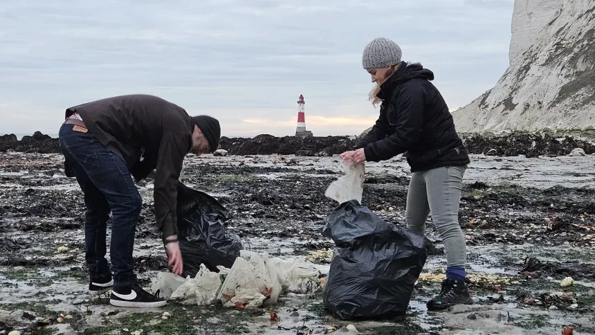 Місцеві збирають пластикове пакування