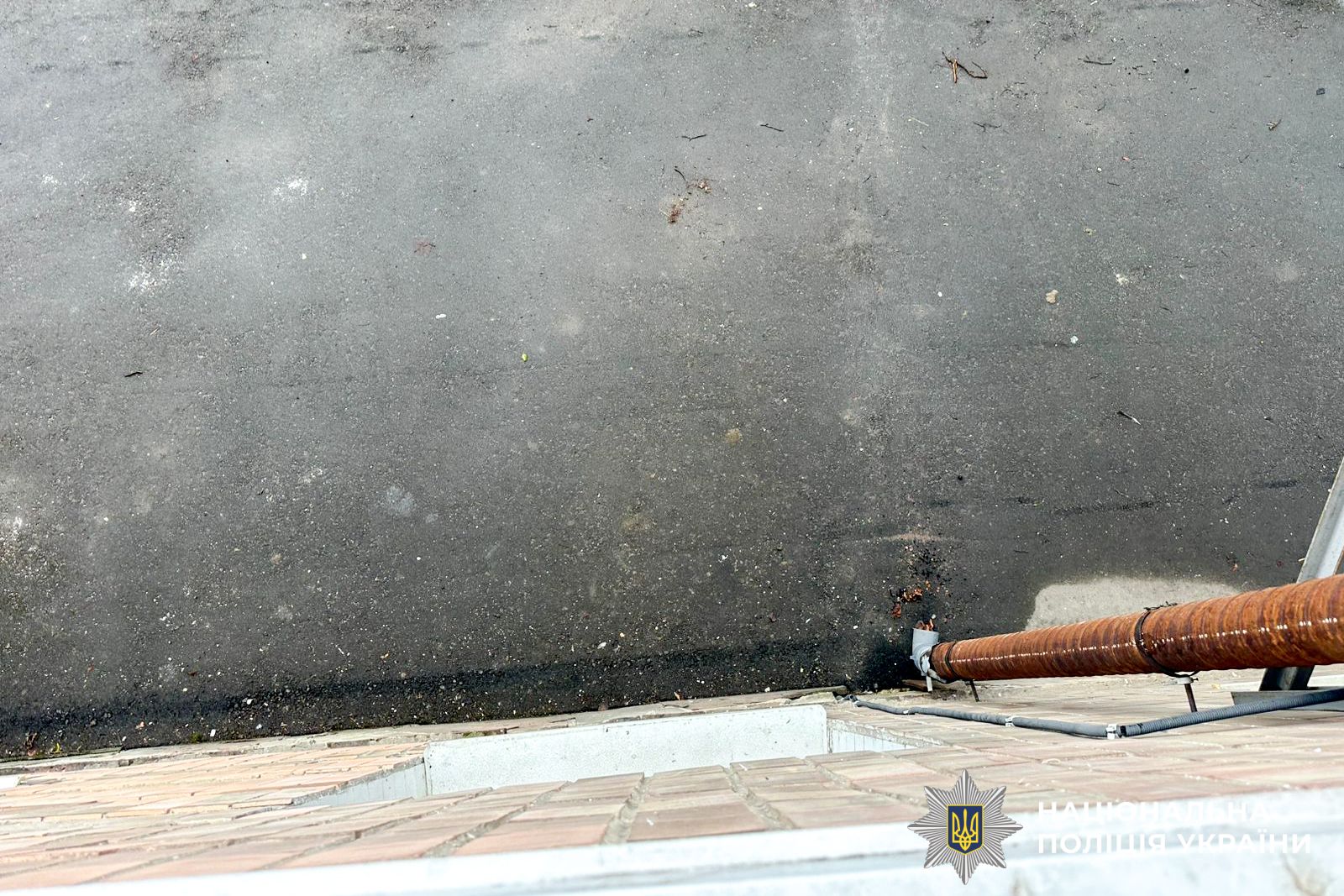 Висота з вікна другого поверху