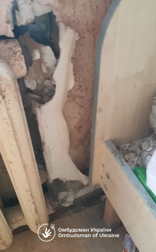 Сміття на ліжку та обдерті шпалери