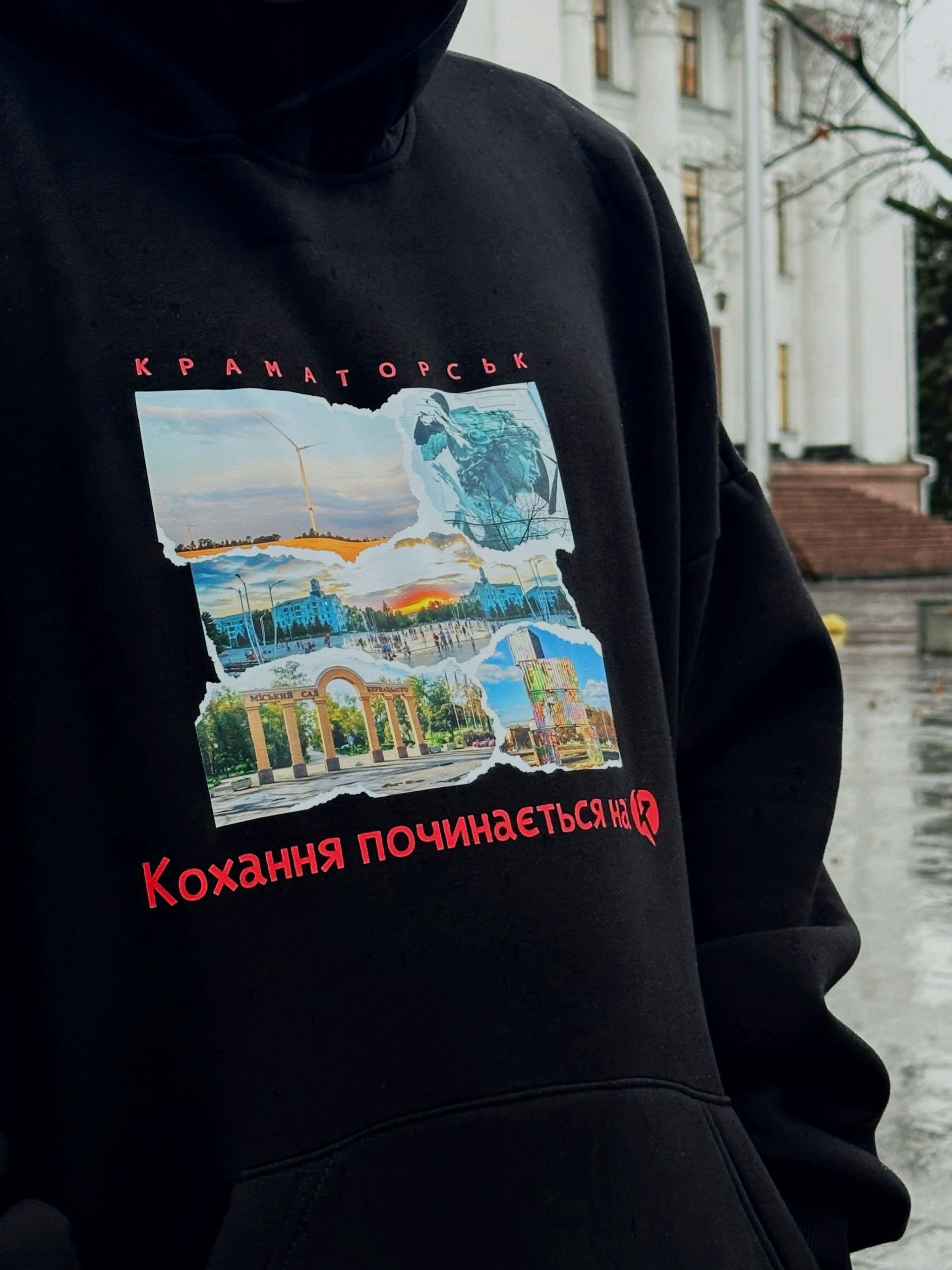 Мерч, який можна придбати в крамничці