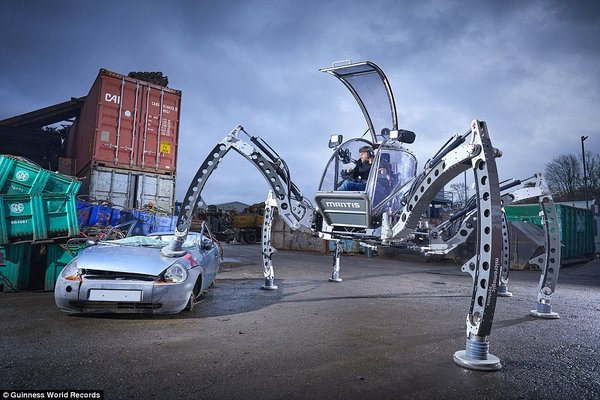 Британський інженер Метт Дентон створив найбільшого в світі електронного робота, який важить майже дві тонни та має 2,8 метра у висоту і 5 метрів в ширину