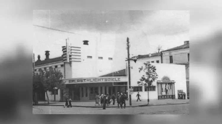 Знімок часів німецької окупації. Напис на будівлі німецькою: “Палац світла”.