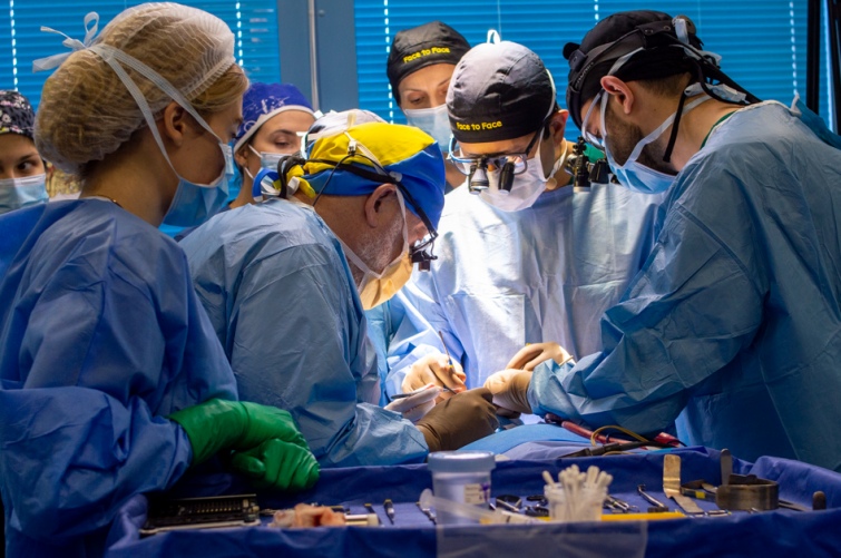 Хірурги з США спільно з українськими колегами проводять операції