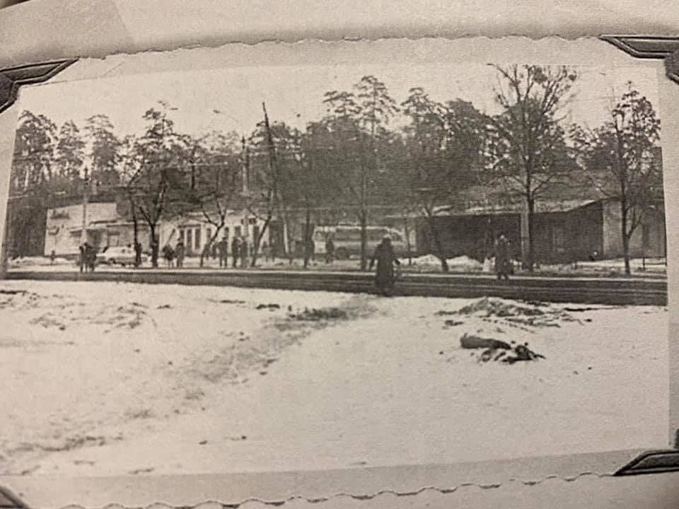 1970-ті. На фото видно вхід до кінотеатру та аптеку