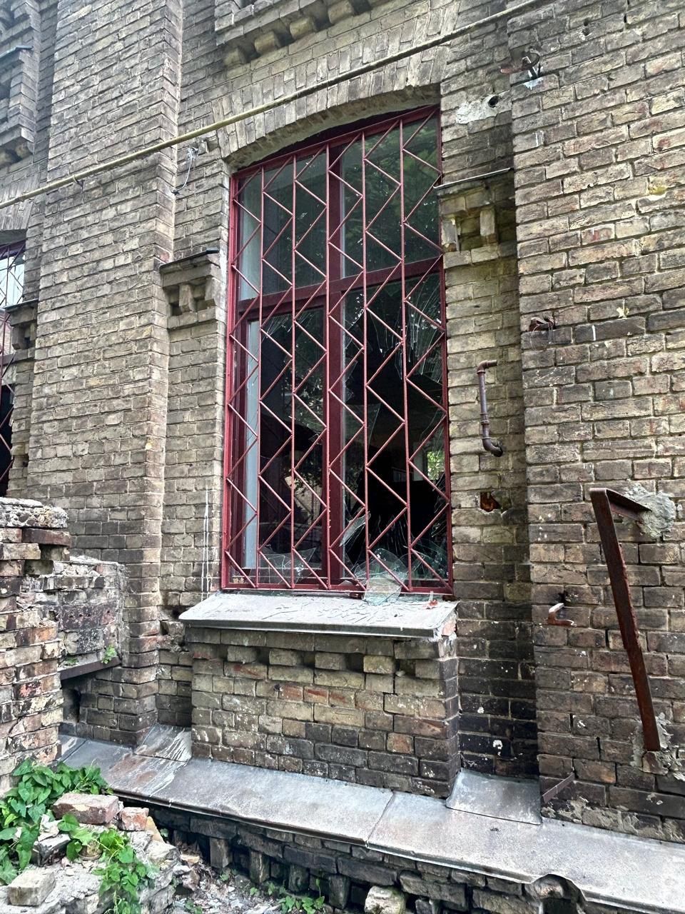 Пошкоджені вікна вишу