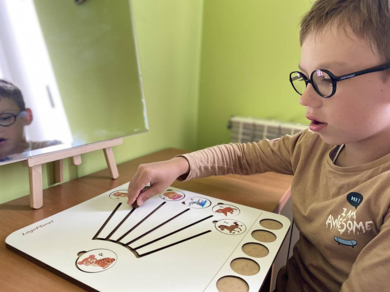 The child works with a speech therapist