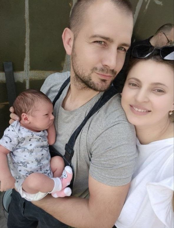 Рятувальник з новонародженим сином