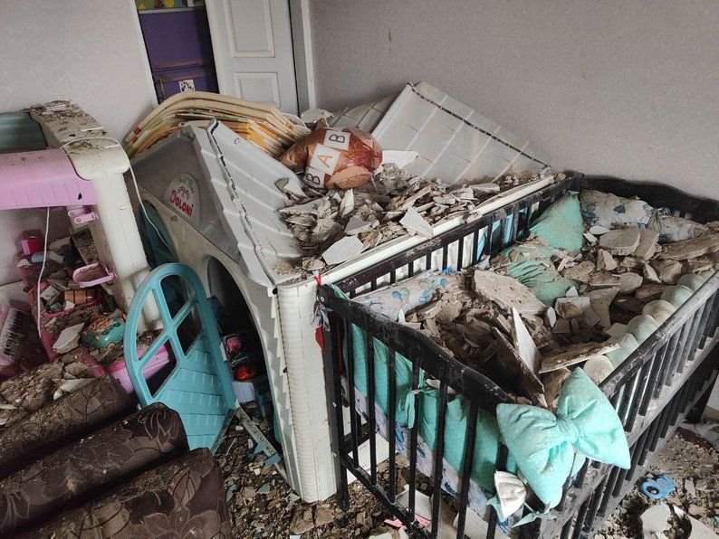 Стеля впала на ліжечко дитини