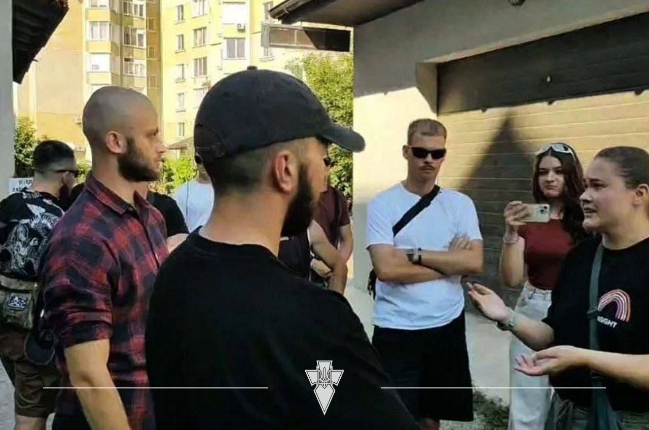 Спілкування між людьми на події