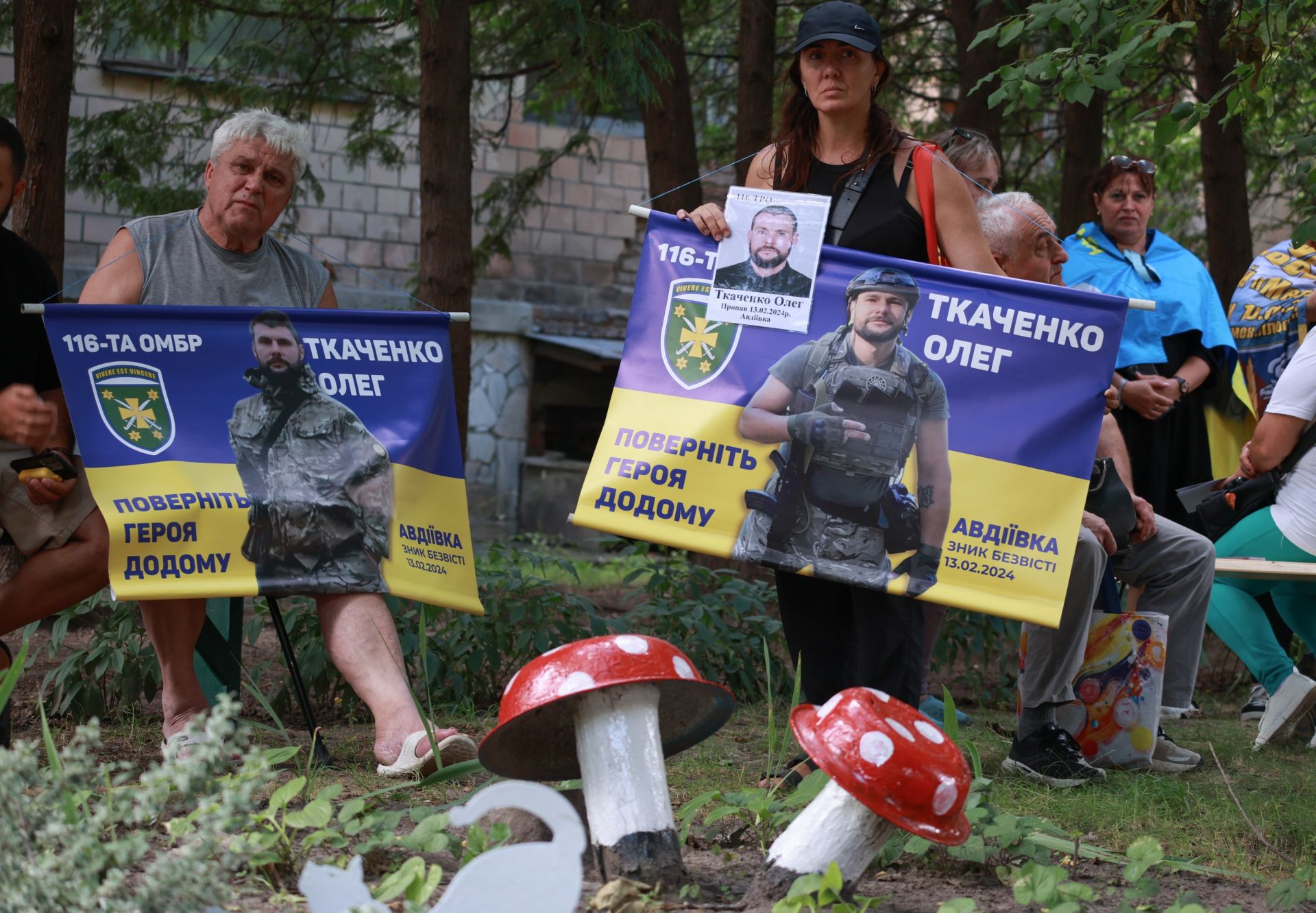 Родини захисників очікують на місці зустрічі полонених