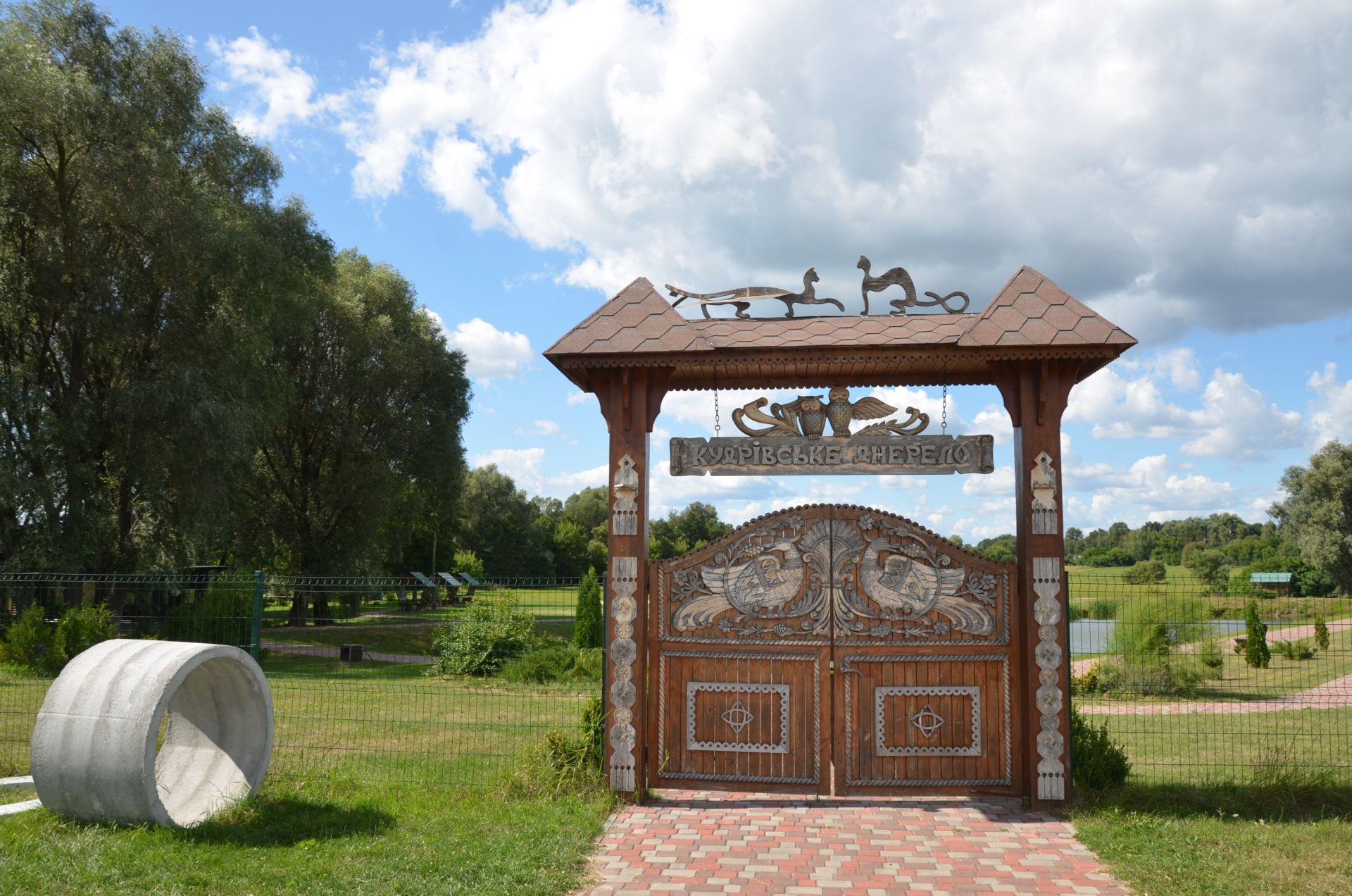 Кудрівці пощастило: село має свого мецената, який збудував тут стадіон, місця для відпочинку та всіляко сприяє розвитку села