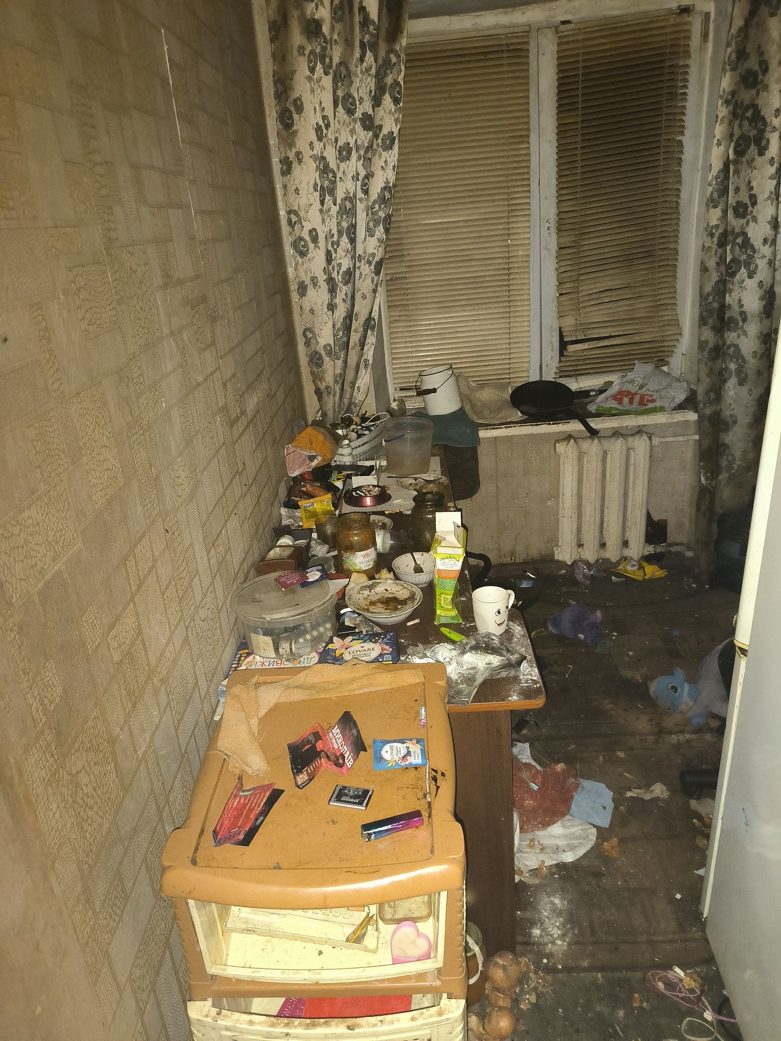 Сміття і бруд на кухні