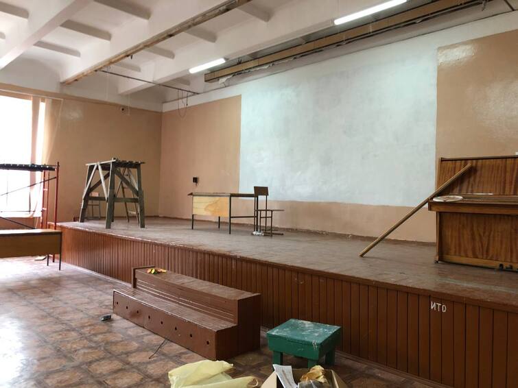 Процес реставрації шкільного театру