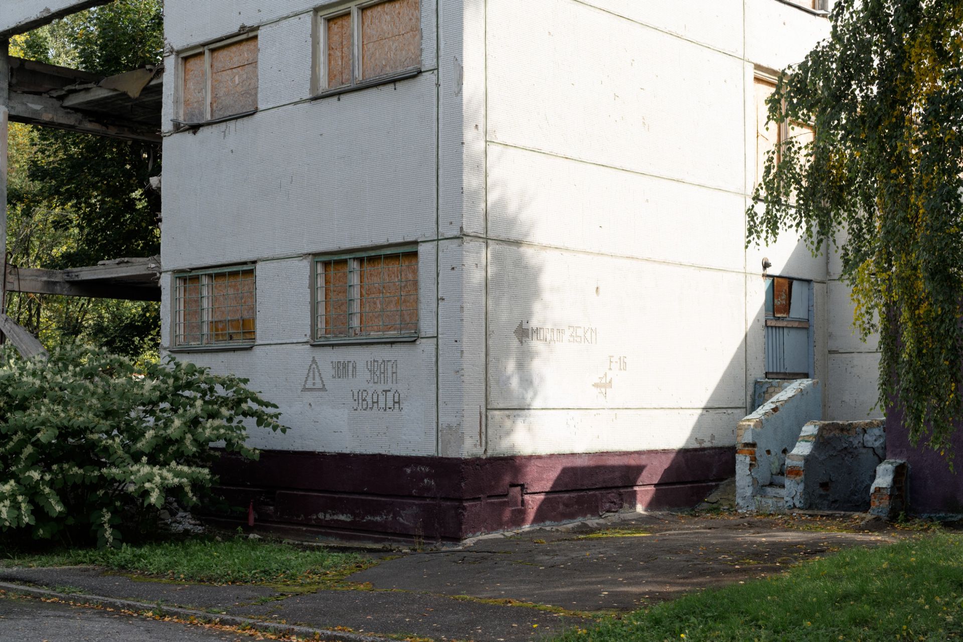 Віталій Кохан, “In Memoriam усіх нас”, сайт-специфічна мистецька інтервенція в школі №165, (Харків), 2025.