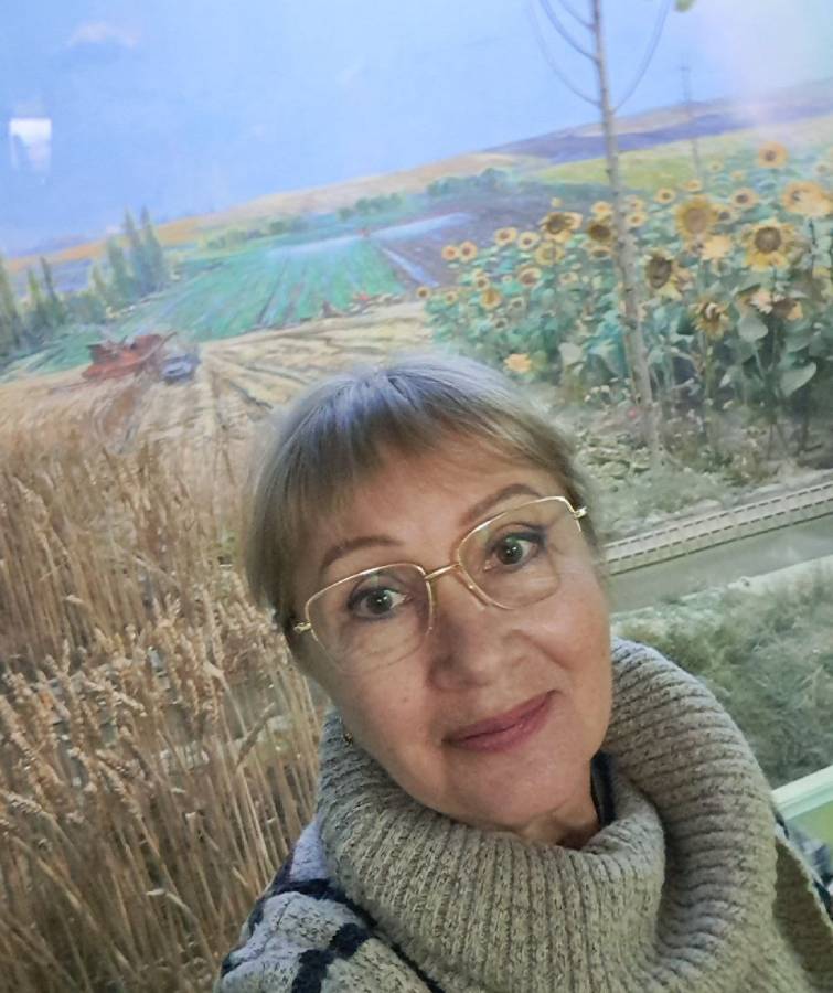 Ольга Гончарова в одному із залів природи. Фото: Херсонський обласний краєзнавчий музей.