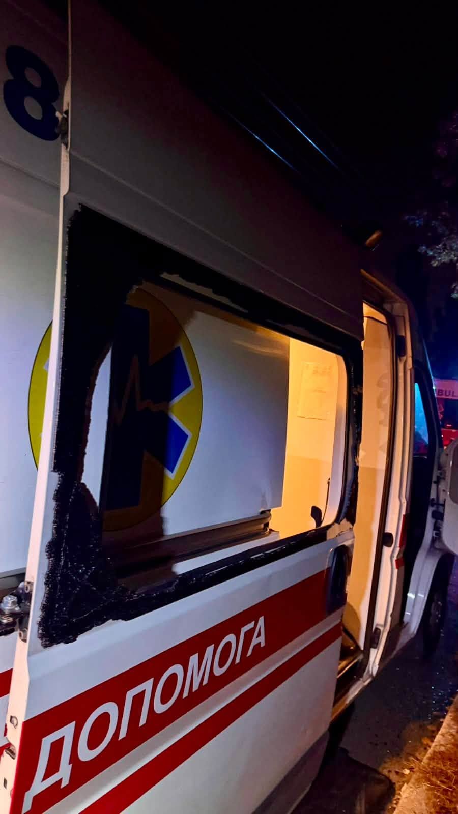 Пошкоджена через атаку автівка "швидкої"