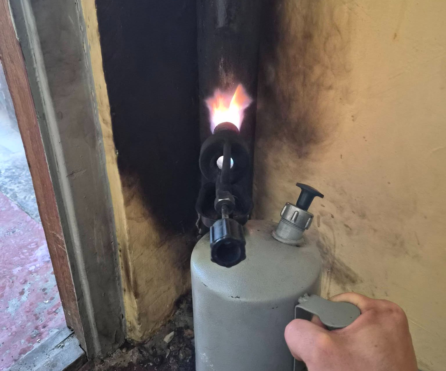 Труби нагрівають пальниками