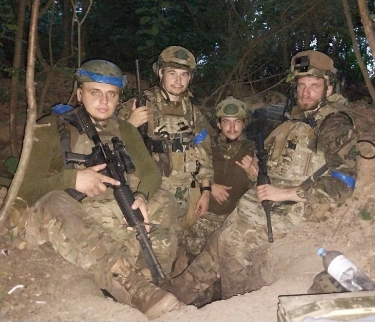 Друг Чужий (крайній зліва) загинув за кілька годин після того, як було зроблене це фото. Сашко важко переживав втрати друзів, але не скаржився