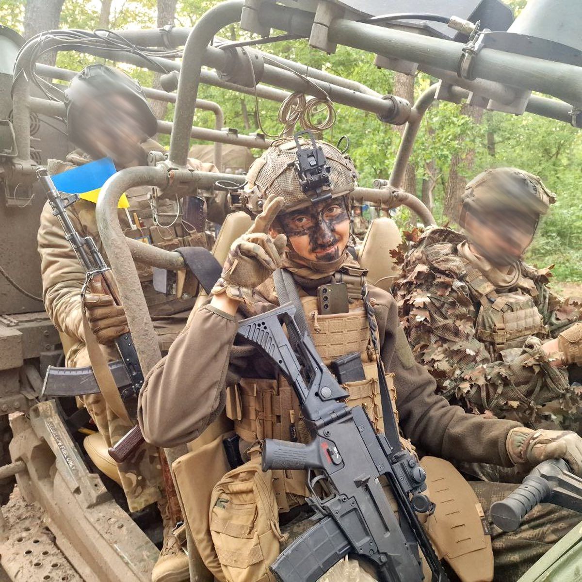 Розвідник разом із побратимами