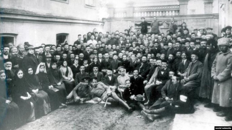 Перший Курултай кримськотатарського народу. Грудень (листопад) 1917 року. Фото з архіву Гульнари Бекірової