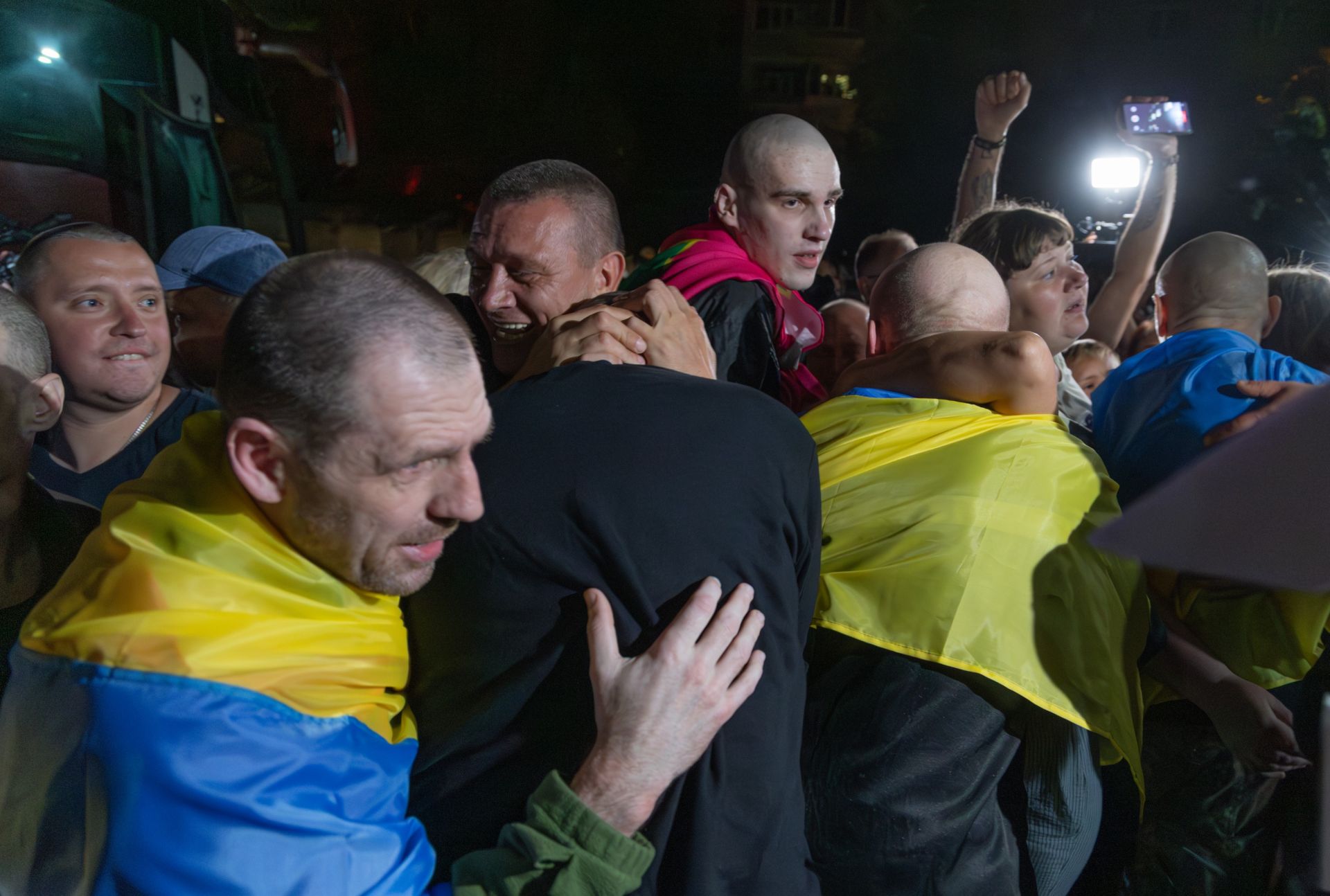 Полонені щойно прибули після обміну до лікарні