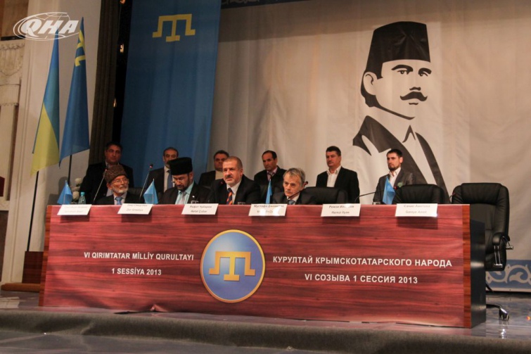 Шостий Курултай кримськотатарського народу, жовтень 2013  року. Головою Меджлісу обраний Рефат Чубаров