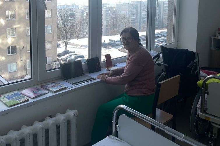 Мама Володимира Овсянікова, яка проводить уроки прямо з палати сина. Фото: UNBROKEN Ukraine/Facebook