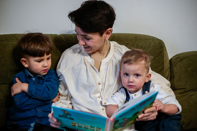 Юля читає Микиті та Богдану їхні улюблені книги