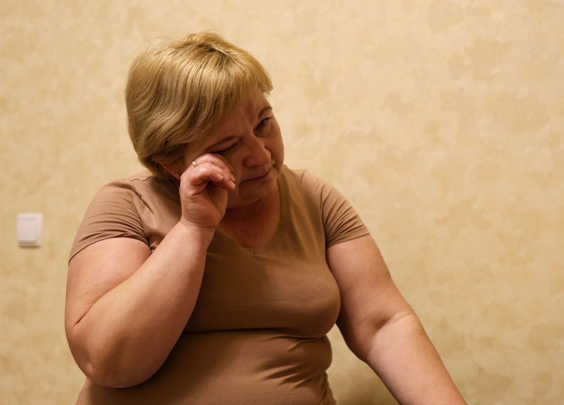 Наталка Грабовська, співробітниця інтернату Олешок, плаче, згадуючи про депортованих дітей