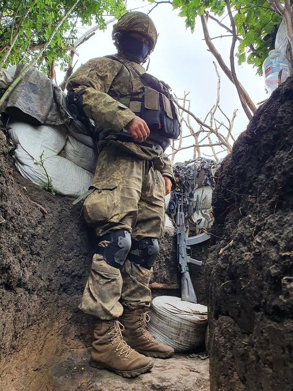 Боєць піхотного підрозділу 128 ОГШБр при повному спорядженні