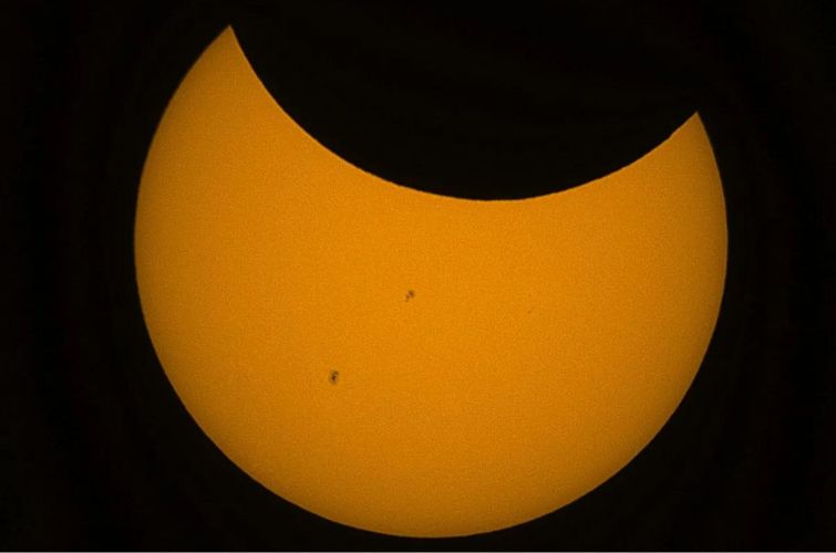 Часткове сонячне затемнення. Фото: Brett Tingley/Future