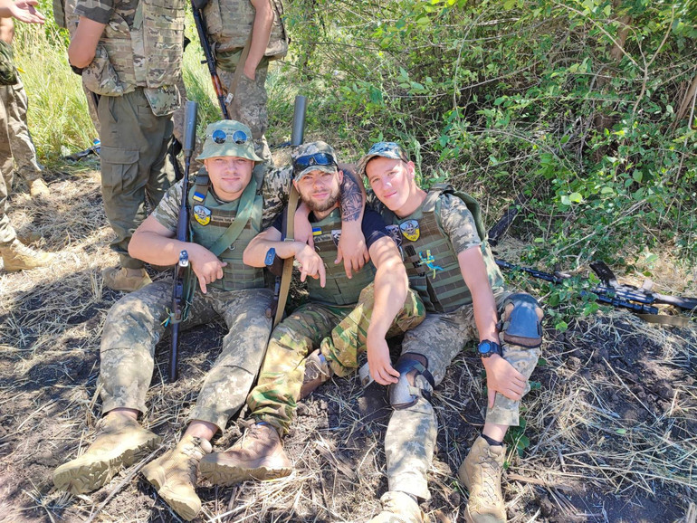 У рідкі хвилини перепочинку – праворуч Андрій, у центрі Сергій