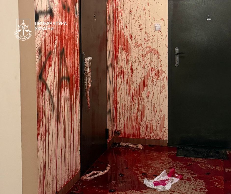 Чоловік облив двері кров'ю