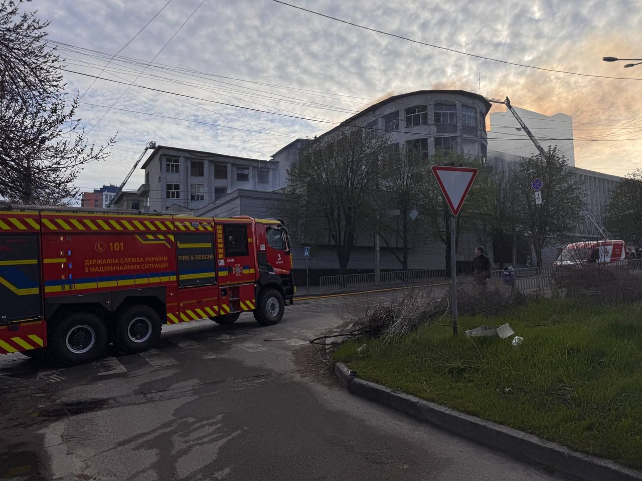 У Дніпрі горіла будівля вишу
