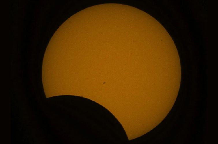 Часткове сонячне затемнення. Фото: Brett Tingley/Future