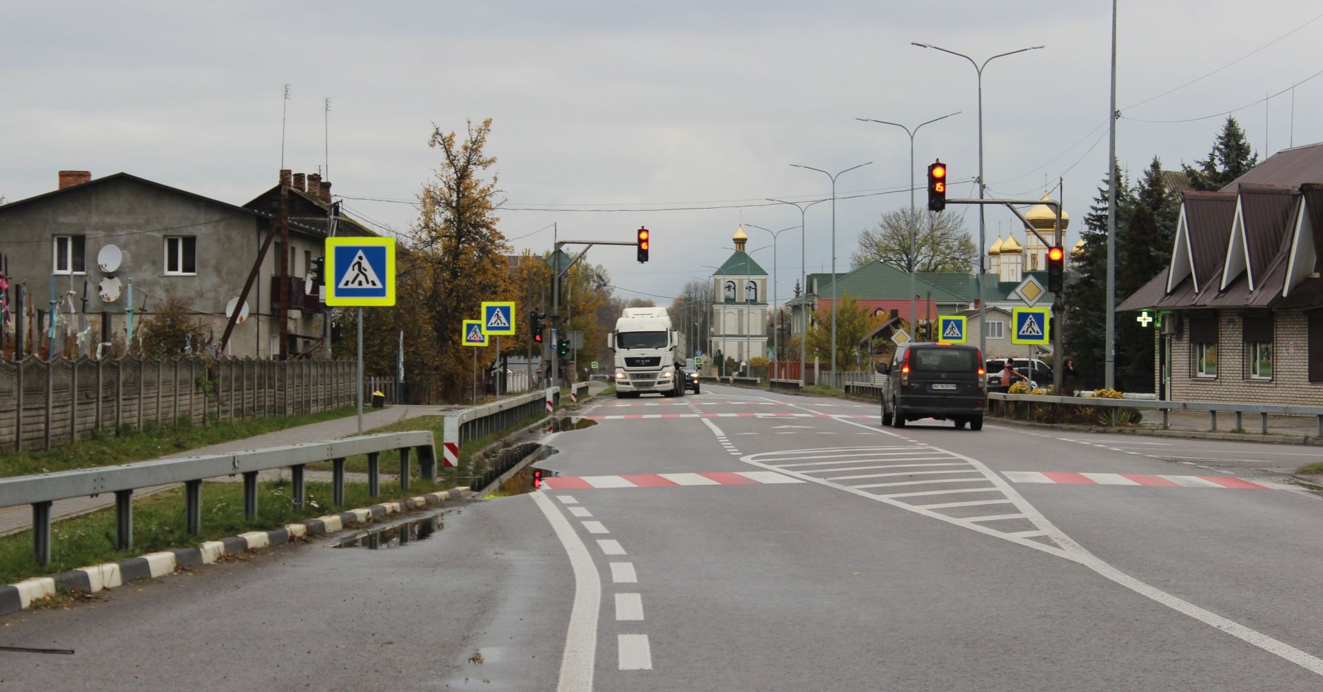 Повз дзвінницю пролягає одна з центральних вулиць Колок