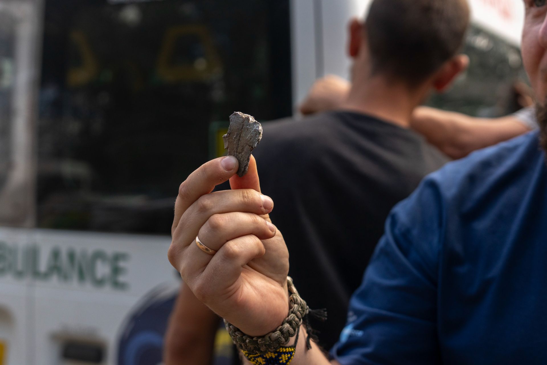 Фрагмент КАБа, який влучив в автобус під час евакуації людей