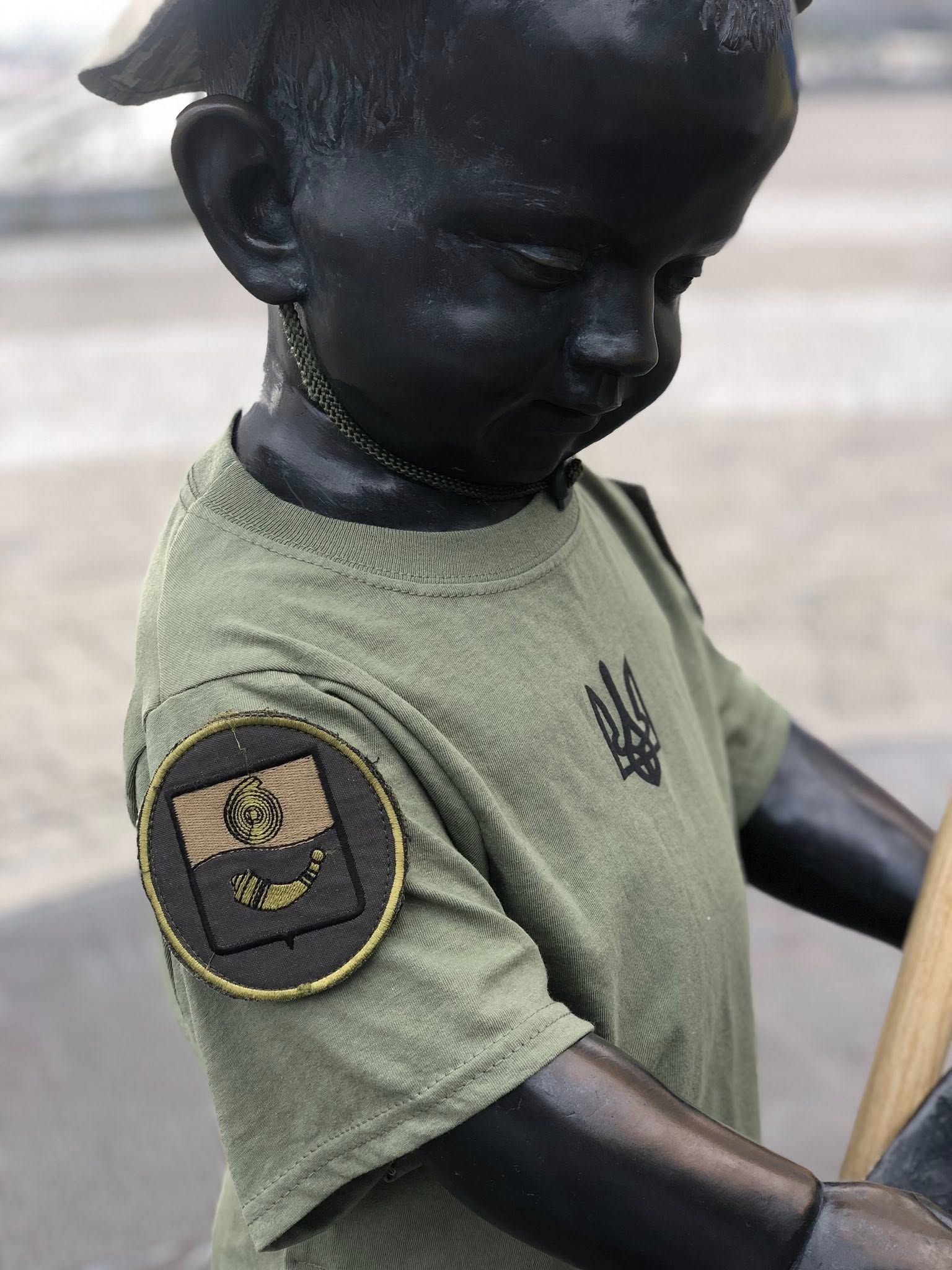 Шеврон на скульптурі Хорива