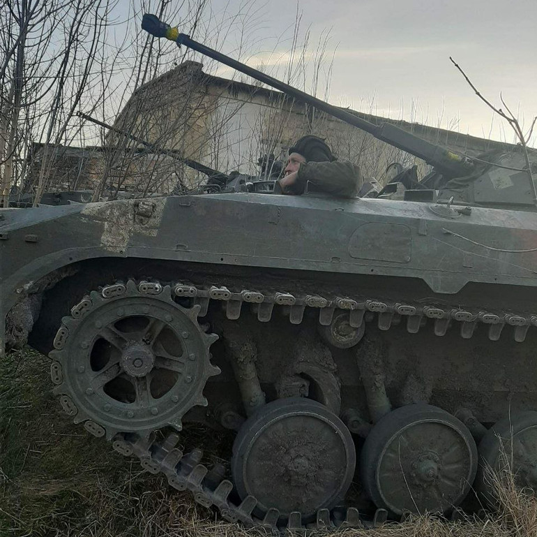 Не маючи водійських прав, Сергій опанував спеціальність водія-механіка бойової машини піхоти