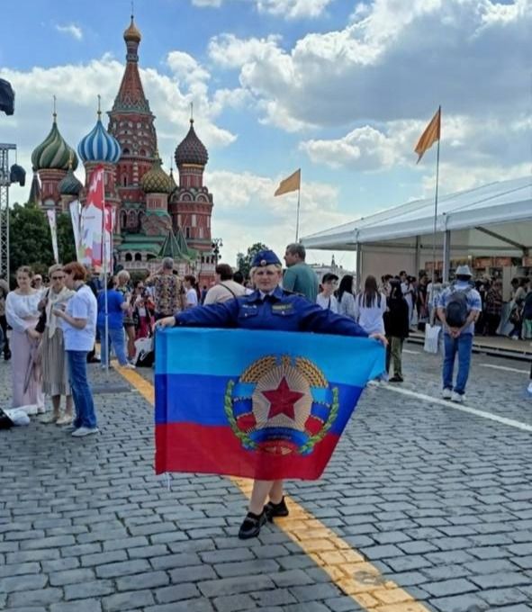 Нескрєба Людмила, жителька Луганська, в 2004 році закінчила Луганський педуніверситет ім. Тараса Шевченка. Нагороджена Путіним за "значний внесок в розвиток педагогічної спільноти"