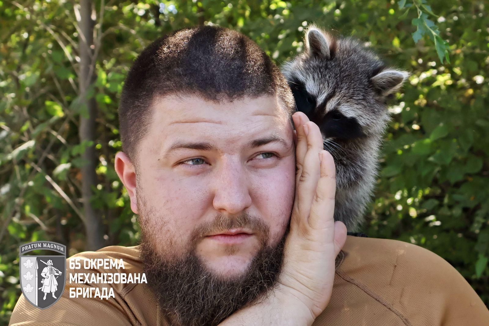 Захисник разом із єнотом