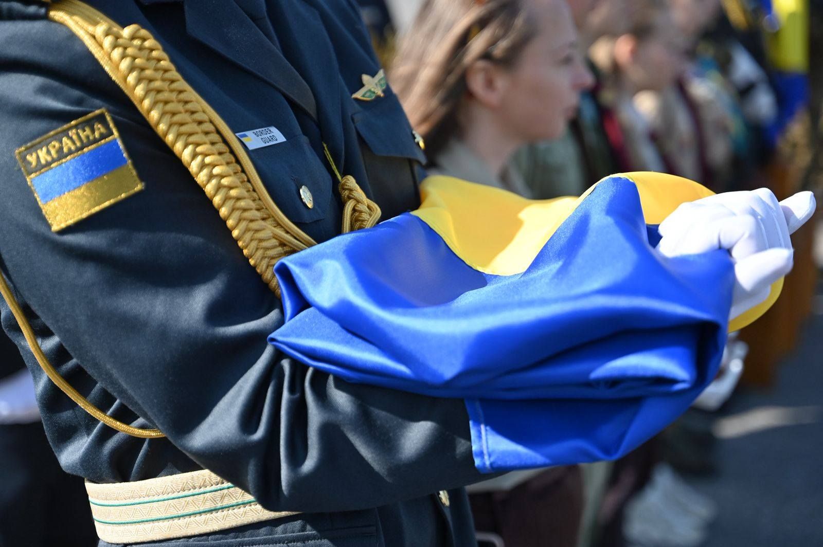 Український прапор у руках прикордонника
