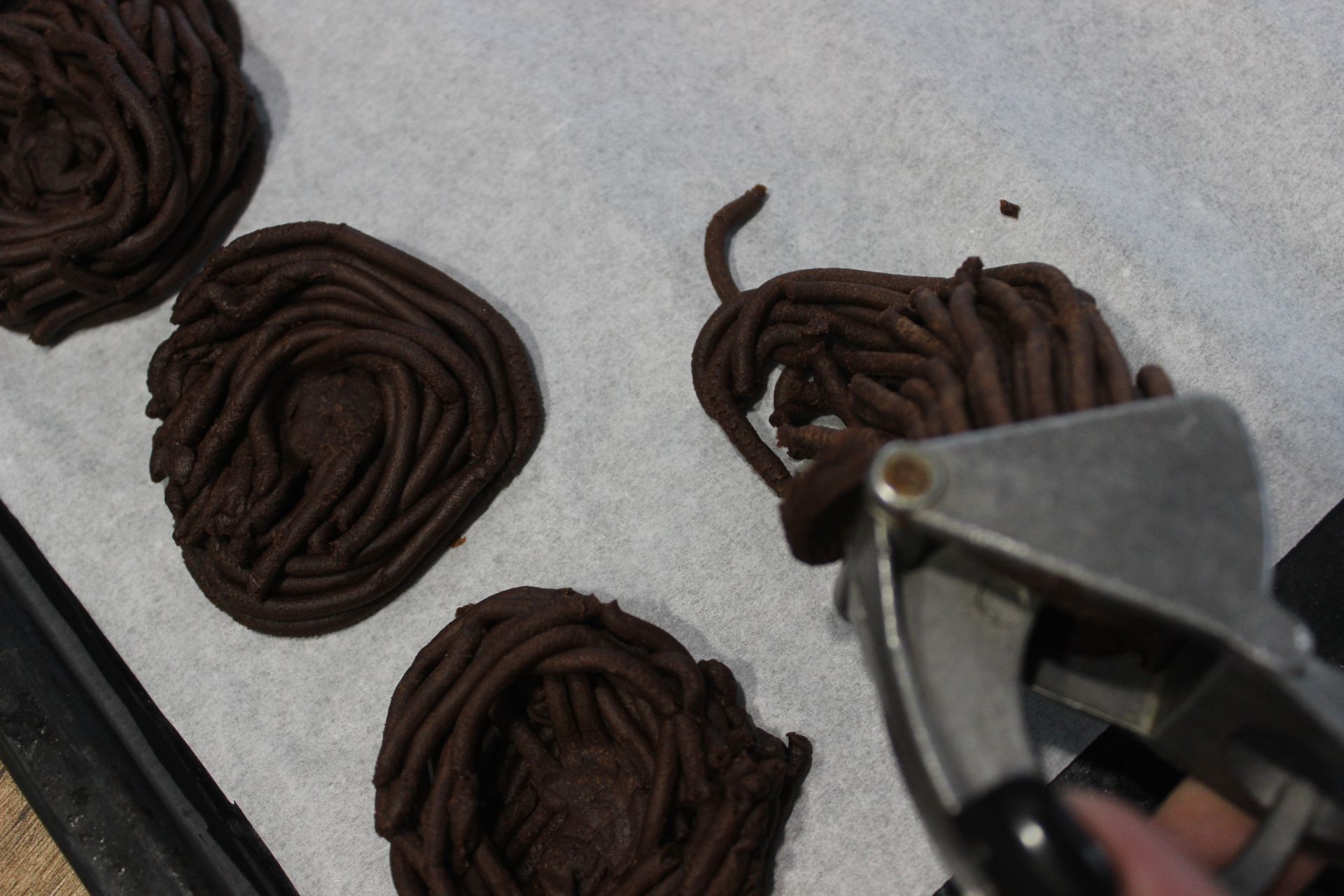 Спеціальної "техніки", як робити гнізда правильно нема: просто постарайтеся викласти видавлене тісто у коло.