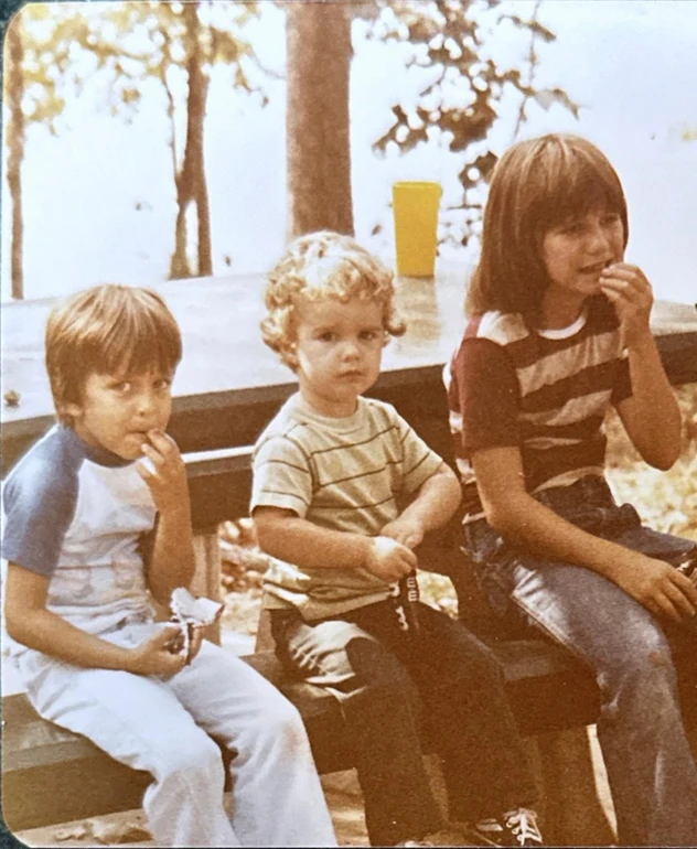 Брент із братом і сестрою